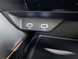 充電用USB端子付き。スマートフォンなどの充電に便利です。