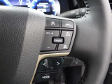 レーダークルーズコントロール作動時に車線維持に必要な運転操作の支援を行う「レーントレーシングアシスト(LTA)」を搭載しています。