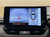 真上から見下ろしたような視点で車とその周囲を確認出来る画面と、車両後方を映し出すバックモニター画面の2つを表示してくれます。