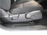【ハイトアジャスター】レバーの上下操作だけで、座面を運転しやすい高さへ簡単に調節できます。