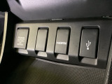 アクセサリーソケットはUSBのアダプターなどをつければ、スマホの充電にも使えます。横にはナビゲーション用の外部入力可能なUSB端子やHDMI端子がついており、周辺には物が置けるトレーがついています。