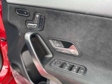 【メモリー付パワーシート】様々な体型の乗員に合わせたきめ細かいシート調整が可能になってます。3名分のメモリー可能は他の乗員が座った時にもスイッチ操作ひとつで好みのシートポジションを呼び出せます。