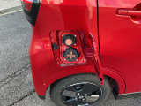 車を降りてさっと充電できるよう、車両右側に充電ポート設計。