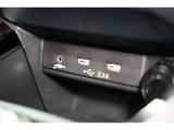 小物の収納に便利なセンタートレイには携帯等のデバイスの充電可能なUSB出力電源付です。