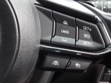 【マツダ・レーダー・クルーズ・コントロール (MRCC)】運転者がアクセルやブレーキを踏まなくても設定した速度での定速走行や先行車との車間距離を一定に保つ追従走行により、運転者の負担を軽減するシステムです。