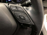 【ステアリングスイッチ】右です。ハンドルから手を離さず、運転に集中したまま手元でマルチインフォメーションディスプレイ内の表示切替などができます。