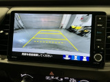 リバースギアに入れるだけで後方の表示へ切り替わります。夜間や雨の日の駐車も楽になりますよ。
