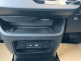 ◆ワイヤレス充電器◆オプション装備のワイヤレス充電器です。スマートフォンを置くだけで、USBコードを接続することなく手軽に充電を行えます。