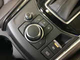 コマンダーコントロール。スイッチを探すことなく自然に手を下した位置に配置。手元を見ることなく、各種操作が行えます。
