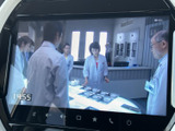画面にテレビ番組が表示され、停車中に映像を視聴できます。画面下のタッチアイコンから音量などの項目も確認しやすく、休憩時間を車内で過ごす際にも活用いただける装備です。