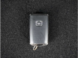 【スマートキー】鍵を持っているボタンを押すだけでエンジン始動。ドアの施錠もボタンを押すだけ。鍵は無くさない様にポケットに入れたまま。