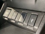アクセサリーソケットはUSBのアダプターなどをつければ、スマホの充電にも使えます。横にはナビゲーション用の外部入力可能なUSB端子がついており、周辺には物が置けるトレーがついています。