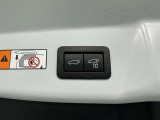 電動式バックドアです。 荷物を持ったままでもボタン一つで自動的に開け閉めできるので便利ですよ。 挟み込み防止機能も付いていますのでお子様の手や荷物を挟み込むのを防いでくれますよ。