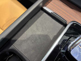 置くだけでスマートフォンの充電が可能なワイヤレススマートフォンチャージ機能を装備しております。