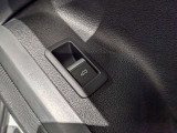オートマチックテールゲートは、お子様を抱っこしている際や、お買い物で手が塞がってしまっている場合にも大変便利です。