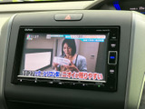 テレビ番組を画面で視聴でき、停車中の待ち時間を過ごす際にも便利です。放送内容や時刻が表示され、見たい番組を確認しやすい構成。ご利用の際は周囲の安全に配慮してお楽しみください。