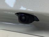 車の後方に小型カメラが付いておりバックする際の後方の様子をモニター上に表示します。