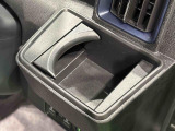 運転席側掘り込み式カップホルダー