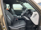 【運転席】室内は座り心地の良いシートとなっており、空間の広さと目線の高さから運転がしやすくなっております。