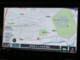 地図画面には周辺道路や施設名が表示され、現在地を把握しながら目的地までの道順を確認できます。縮尺やメニューも画面上にまとまり、日常のお出かけをサポートします。