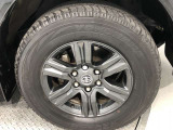 【純正アルミホイール】です!車両デザインに合わせてホイールをデザインしているため、見た目にもカッコイイアルミホイール♪洗車もラクチンで錆びません。