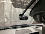 【別途SDカードの購入が必要です。また社外品は保証対象外となります。】運転中の映像・音声などを記録して、交通事故やトラブルが起きた時の正確な状況把握に役立つドライブレコーダーが装着済。