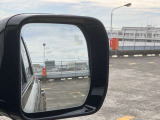 【ブラインドスポットアシスト】車線変更時に目視できない車を検知すると、検知した側のミラーに警告ライトが点灯。更にステアリングを制御し、アシストします。