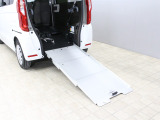 ●車いす専用装備[・電動ウインチ ・電動ウインチ用リモコンカバー〈ベルト付〉 ・車いす乗員用手すり ・車いす乗員用3点式ELRシートベルト ・車いす固定ベルト]●スーパーフレックススロープ