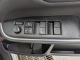 パワーウィンドウのスイッチですよ。運転席に居ながら窓を開け閉めのコントロールできます。