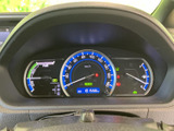 速度や燃料残量などの情報がメーター内にまとまり、運転中にも必要な表示を確認しやすい配置です。色分けされた表示で視線を向けた際に把握しやすく、日々の運転を支えます。