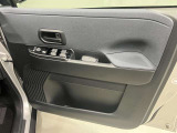 【運転席ドア】ボトルホルダーや収納ポケットが付いているので運転席周りもスッキリ保てます★