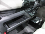 インストスライドボックス ティッシュボックスがまるまる一つ入るボックスです運転席からも開け閉め可能です