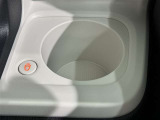 ドリンクホルダー付きです。ドリンクホルダーとしてはもちろん、スマホや長財布を収納することだってできますよ。