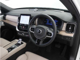 インストルメントパネルは僅かに運転席側へと傾けられているほか、余計なスイッチ類を可能な限り排し、運転に集中しやすい環境を造り出しています。