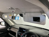 【サンバイザー】車内で身だしなみを整えるためのバニティミラーがセット。お化粧直しや髪型のチェックに活用できます。