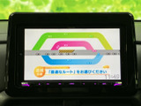 停車時には画面でテレビや映像を視聴でき、休憩中のひとときにも活用できます。大きく見やすい画面表示で、目的に合わせた案内やメニューも確認しやすい装備です。