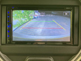 後方の映像にガイドラインが表示され、駐車時に車両後方の位置関係を確認する目安として活用できます。画面で周囲を確かめながら、車庫入れや駐車場での切り返しをサポートします。