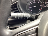 レバーをAUTOの位置にしているとき、レインセンサーが雨を感知すると、雨量に応じてワイパーが自動で作動してくれるオートワイパーを装備!設定変更で非作動にすると、間欠作動に固定されます。