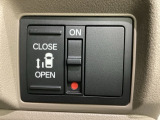 左側電動スライドドアは運転席からでも操作ができるように、ハンドル付近に開閉の操作スイッチが付いています。