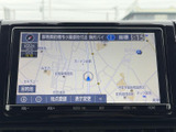道路や周辺施設が地図上に表示され、現在地を確認しながら目的地までの道順を把握できます。縮尺変更や地点登録の項目もあり、行き先に応じた設定に便利です。