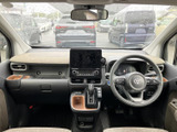 運転席から前方を見渡しやすいレイアウトで、助手席側にもゆとりを感じる空間です。視線を移しやすい配置の各部と明るい色合いが、毎日の乗車を心地よく支えます。