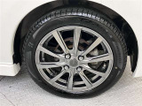 社外のアルミホイール装着。タイヤサイズは165/55R15です。