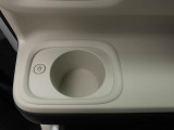 カップホルダーは運転席や助手席からちょうど手の届く位置です!!
