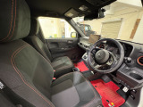 運転席は大きな座面と包み込むような背もたれが身体全体を支えます。上質なシートを採用し長時間の運転やコーナーの多い道も快適です。座ったときの頭上スペースも余裕たっぷりでロングドライブも楽チンです♪