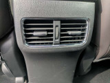 後部座席にお乗りの方も快適に過ごせるエアコンの吹き出し口です。車内全体に適度な空調を行き渡らせます。