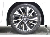 純正のアルミホイールが足元を飾ります!タイヤサイズは235/45R18 でございます!