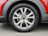18インチ純正アルミホイールを装備。タイヤサイズは215/55R18となります。