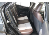後席シートは分割可倒式。乗せる荷物や乗車人数に合わせて片側ずつ倒すことが出来ます。