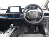 視線を前方に誘導する、トップマウントメーターを起点とし、安全確認がしやすく、運転に集中できる構成に。最大限走りの良さを楽しむことができます。