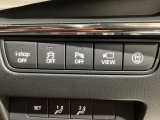運転席脇のクラスタースイッチ部分にはカメラ切り替えスイッチ、パーキングセンサー、その他走行系スイッチを集中配置しております。